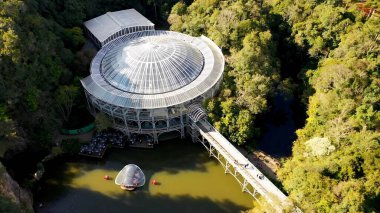 Curitiba Parana Brezilya 'daki Opera De Arame. Drone şehrin merkezindeki güzellik merkezini ele geçiriyor. Şehir merkezinde Gökyüzü Bulutları. Şehir merkezinin dışında. Ünlü. Curitiba Parana.