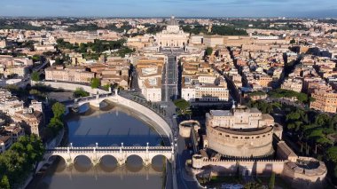 Vatikan 'ın Roma' daki Skyline 'ı Lazio İtalya. Göz kamaştırıcı Barok Kilisesi manzarayla çelişiyor. Şehir Gökyüzü Arkaplanı Kentsel. Şehrin yukarısında. Roma Lazio.