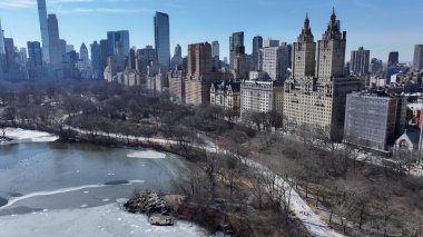 Manhattan 'daki Central Park, New York Birleşik Devletleri. Şehrin ünlü eğlence parkının nefes kesici hava manzarası. İş Bulutları Gökyüzü Şehir Merkezi. Özgeçmişleri meşhurdur. Manhattan New York.