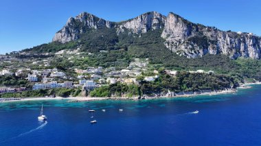 Napoli 'deki Capri Adası, Campania İtalya. Turkuaz Okyanus Dalgaları Tropik Sahile Yavaşça Çarpıyor. Horizon Sahili Denizi kıyısında. Açık Sahil Panoramik. Napoli Campania.