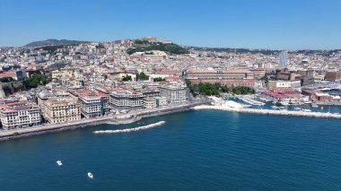 Napoli 'nin silueti Napoli Campania İtalya' da. Büyüleyici Tropikal Sahne Sahnesi Yukarıdan Görünüyor. Şehir Gökyüzü Bulutları Şehir Arkaplanı. Şehir merkezinde geniş bir altyapı var. Napoli Campania.