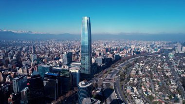 Santiago Skyline Şili 'de. Şehir merkezinin modern binalarla dolup taşması. Şehir merkezindeki iş dünyası. Şehir merkezinin dışında Panning Wide 'da. Santiago Şili.