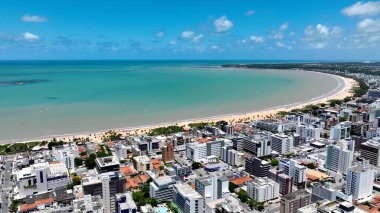 Joao Pessoa Paraiba Brezilya 'daki Manaira Plajı. Kristal berrak sularla sersemletici sahilin havadan görünüşü. İş Bulutları Gökyüzü Şehir Merkezi. Panoramik Şehir. Joao Pessoa Paraiba.