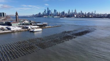 Jersey City, New Jersey 'deki Hoboken Terminali. Yüksek katlı binaların ve şehir yaşamını gösteren trafik gösterilerinin havadan görüntüsü. Metropolitan Peyzaj Ticari Binası Çarpıcı.