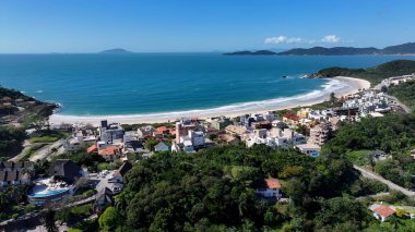 Bombinhas Santa Catarina Brezilya 'daki Quatro Ilhas Plajı. Turkuaz Okyanus Dalgaları Tropik Sahile Yavaşça Çarpıyor. Ada Hayatı Manzarası Huzurlu Güzel. Huzurlu. Bombinhas Santa Catarina.