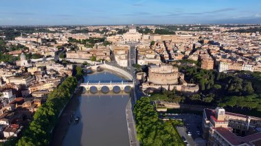 Vatikan 'ın Roma' daki Skyline 'ı Lazio İtalya. Şehirdeki ünlü kilisenin nefes kesici manzarası. Günbatımı Gökyüzü Arkaplanı Şehir Merkezi. Şehir merkezinde Sunset Exterior. Roma Lazio.