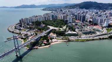Florianopolis 'teki Florianopolis Skyline, Santa Catarina Brezilya. Kuşlar, sokaklar ve binalarla çarpıcı şehir manzarasına bakıyor. Şehir merkezindeki İş Gökyüzü Arkaplanı.