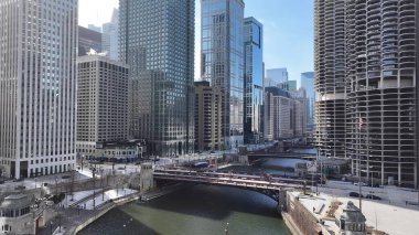 Chicago Riverwalk, Chicago Illinois Birleşik Devletleri. Gökdelenleri Şehir Merkezi Şehir Yaşamını Yansıtıyor. Endüstriyel Peyzaj Ticari Binası Güzel. Endüstriyel Şehir.