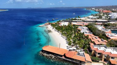 İngiltere 'deki Karayip Skyline' ı Bonaire Hollanda Antilleri. Turistler Karayip Denizi 'nde güneşli bir günün tadını çıkarıyorlar. Sahil Gökyüzü Sahil Kıyısı Yaz Zamanı. Seaside Beach Panoramik. Kralendijk Bonaire.