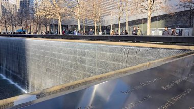 New York 'ta 11 Eylül Anıtı. Şehrin çarpıcı ikonik eğlence parkının kuş bakışı görüntüsü. Şehir Gökyüzü Arkaplanı Kentsel. Açık Arkaplan Panoramik Şehir.