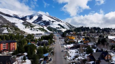 San Carlos De Bariloche Rio Zenci Arjantin 'deki Cerro Katedrali. Dağlardaki boş kayak pistlerinde kayak yapan kayakçı. Doğa Seyahati Karlı Orman Ağaçları. Doğa Gökyüzü.