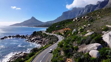 Cape Town 'daki sahil yolu Güney Afrika Burnu. Otobanda yoğun trafiğin nefes kesici hava manzarası var. Issız Manzara Cenneti Vibrant. Terk edilmiş yaz zamanı. Cape Town Batı Burnu.