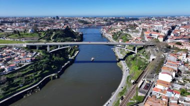 Porto Portekiz 'de Porto Skyline. Yukarıdan manzaralı tropikal bir nehir manzarası olan ağaçlar. Metropolitan Peyzaj Ticari Binası Çarpıcı. Metropolitan Atılgan Kasabası. Porto Portekiz.