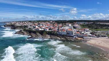 Portekiz 'in Sintra Lizbon bölgesindeki kıyı silueti. Kristal berrak sularla sersemletici sahilin havadan görünüşü. Şehir Gökyüzü Arkaplanı Kentsel. Şehir merkezinin yukarısında. Sintra Lizbon Bölgesi.
