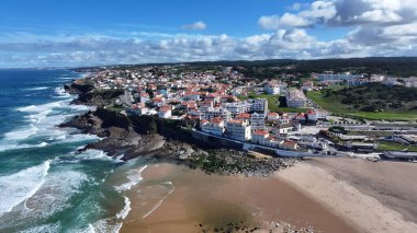 Lizbon 'un Sintra bölgesindeki sahil köyü. Turkuaz Okyanus Dalgaları Tropik Sahile Yavaşça Çarpıyor. Sahil Bulutları Yaz mevsimi. Coast Outdoor Panning Wide 'da. Lizbon Sintra Bölgesi.