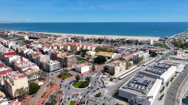Valencia İspanya 'daki Las Arenas Plajı. Yaz tatilinde harika bir sahil manzarası olan kuş bakışı. Cennet Skyline Idyllic göz kamaştırıcı. Paradise Rıhtım Sahili. Valencia İspanya.