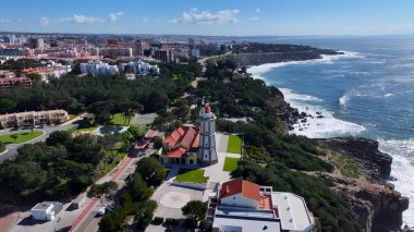 Cascais Lizbon Bölgesi, Portekiz 'deki Guia Deniz Feneri. Sahil şehrindeki hareketli bir deniz fenerinin havadan görünüşü. İş Bulutları Gökyüzü Şehir Merkezi. Panoramik Şehir. Cascais Lizbon Bölgesi.