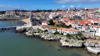 Lizbon 'un Cascais bölgesindeki Cascais Skyline. Kuşlar, sokaklar ve binalarla çarpıcı şehir manzarasına bakıyor. Sahil Bulutları Yaz mevsimi. Sahil Panorama. Lizbon 'un Cascais Bölgesi.