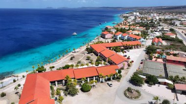 Kralendijk Bonaire Hollanda 'daki sahil beldesi Antiller. Turistler Karayip Denizi 'nde güneşli bir günün tadını çıkarıyorlar. Sahil Bulutları Yaz mevsimi. Sahil Panorama. Kralendijk Bonaire.