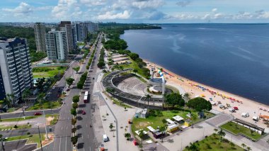 Manaus Amazonas Brezilya 'daki Ponta Negra Plajı. Turkuaz Okyanus Dalgaları Tropik Sahile Yavaşça Çarpıyor. Cennet Skyline Idyllic göz kamaştırıcı. Paradise Rıhtım Sahili. Manaus Amazonas.