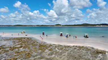 Brezilya 'nın kuzeydoğusunda Japonya' da Alagoas Brezilya 'da gökyüzü. Turkuaz Okyanus Dalgaları Tropik Sahile Yavaşça Çarpıyor. Horizon Sahili Denizi kıyısında. Shore Seaside Panning Wide 'da. Japaratinga Alagoas.
