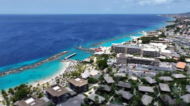 Curacao Skyline, Willemstad Hollanda Curacao 'da. Bereketli bir tropikal sahil manzarasının nefes kesici görüntüsü. Shore Sky Clouds Plaj Denizi. Uluslararası Plaj Panoraması. Willemstad Hollanda.