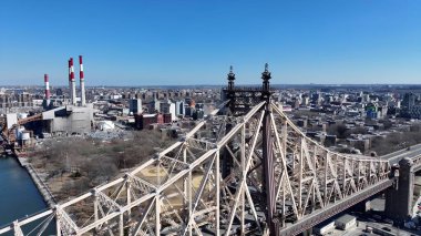 New York, Manhattan 'daki Queensboro Köprüsü. Yukarıdan bakıldığında şehrin yükseltilmiş yol köprüsü sembolü. Şehir merkezindeki İş Gökyüzü Arkaplanı. Şehir Merkezi Panoramik Şirketi.