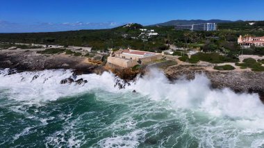Lizbon 'un Cascais bölgesindeki Sao Jorge De Oitavos Kalesi. Şehrin ünlü bölgesindeki ortaçağ binasının kuş bakışı görüntüsü. Terk edilmiş Skyline Sezon Arzusu. Sezon Rıhtım Kıyısı.