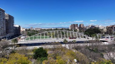 Valencia İspanya 'daki sergi köprüsü. Köprü, şehrin karşısındaki trafik akışının görüntüsünü veriyor. Altyapı Skyline Panoramic City View Awesome. Altyapı Şehir Manzarası. Valencia İspanya.