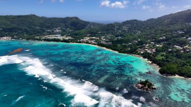 Mahe Adası 'ndaki Anse Royale Plajı Victoria Seyşeller. Yaz tatilinde harika bir sahil manzarası olan kuş bakışı. Sahil Gökyüzü Sahil Kıyısı Yaz Zamanı. Seaside Beach Panoramik. Mahe Adası Victoria.