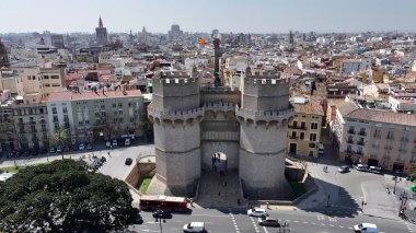 Serranos Kuleleri Valencia Valence Community İspanya 'da. Şehir Skyline Modern ve Geleneksel Mimariyi Gösteriyor. Şehir Gökyüzü Arkaplanı Kentsel. Şehrin yukarısında. Valencia Valence Topluluğu.