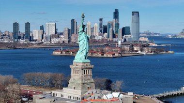 New York Skyline Manhattan 'da New York Birleşik Devletlerinde. Doğal Manzaradaki Ünlü Heykelin Hava Manzarası. Metropolitan Manzara Gökdelenleri. Güzel. Metropolitan Şehir. Manhattan New York.