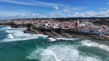 Sintra Lizbon Bölgesi Sahil Köyü Portekiz. Büyüleyici Tropikal Sahne Sahnesi Yukarıdan Görünüyor. Şehir merkezindeki İş Gökyüzü Arkaplanı. Şehir Merkezi Panoramik Şirketi.
