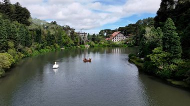 Rio Grande Do Sul Brezilya 'daki Kara Göl. Şehrin ünlü eğlence parkının nefes kesici hava manzarası. İş Bulutları Gökyüzü Şehir Merkezi. Arkaplan Ünlü.