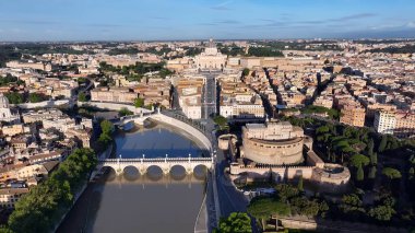 Roma 'da gökyüzü Lazio İtalya' da. Yukarıdan canlı bir şehrin telaş ve koşuşturmasını yakalamak. Günbatımı Bulutları Şehir Merkezi Şehir Merkezi. Sunset Downtown Aydınlanma. Roma Lazio.