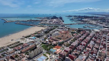 Valencia İspanya 'daki Las Arenas Plajı. Bereketli bir tropikal sahil manzarasının nefes kesici görüntüsü. Shore Clouds Plaj Denizi. Shore Beach Sahili Sahil Hattı. Valencia İspanya.