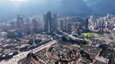 Bogota Cundinamarca Kolombiya 'nın finans bölgesi. Şehir Skyline Modern ve Geleneksel Mimariyi Gösteriyor. Günbatımı Bulutları Şehir Merkezi Şehir Merkezi. Sunset Downtown Aydınlanma. Bogota Cundinamarca.