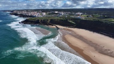 Lizbon 'un Sintra bölgesindeki Praia Grande Plajı. Turkuaz Okyanus Dalgaları Tropik Sahile Yavaşça Çarpıyor. Cennet Adası Manzarası Minnettar Güzel. Yaz Zamanı Minnettar Kıyı.