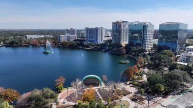 Orlando şehir merkezi, Orlando Florida Birleşik Devletleri. Yüksek katlı binaların ve şehir yaşamını gösteren trafik gösterilerinin havadan görüntüsü. İş Bulutları Gökyüzü Şehir Merkezi. Özgeçmişleri meşhurdur. Orlando Florida.