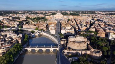 Roma 'da gökyüzü Lazio İtalya' da. Yukarıdan canlı bir şehrin telaş ve koşuşturmasını yakalamak. Şehir Gökyüzü Arkaplanı Kentsel. Şehrin yukarısında. Roma Lazio.