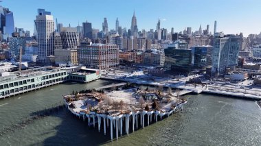 Manhattan, New York 'taki 57. iskele. Çağdaş binalarla dolu şehir merkezinin havadan görünüşü. Altyapı Skyline Panoramic City View Awesome. Altyapı Şehir Manzarası.