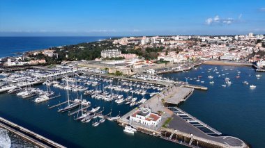 Cascais Skyline, Lizbon Bölgesi, Portekiz. Güneşli bir günde turistlerle tekne gezintisi yapmak. Şehir merkezindeki iş dünyası. İş Geçmişi Ünlüdür.