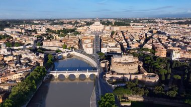 Roma 'da Skyline İtalya' da Vatikan. İnanılmaz Skysraper 'lar ve caddedeki trafik yukarıdan izleniyor. Şehir merkezindeki İş Gökyüzü Arkaplanı. Şehir merkezindeki panoramik işleri. Roma İtalya.