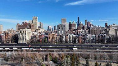 Brooklyn, New York 'ta Brooklyn Skyline. Yüksek katlı binaların ve şehir yaşamını gösteren trafik gösterilerinin havadan görüntüsü. Şehir merkezindeki İş Gökyüzü Arkaplanı. Şehir Merkezi Panoramik Şirketi.