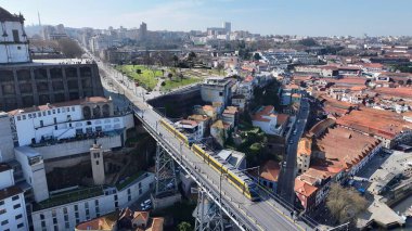 Portekiz 'de Dom Luis Köprüsü. Köprü, şehrin karşısındaki trafik akışının görüntüsünü veriyor. Şehir merkezinde Gökyüzü Bulutları. Şehir merkezinin dışında. Ünlü. Porto Portekiz.