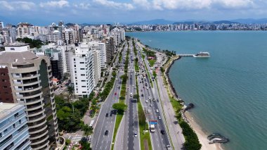Florianopolis 'teki Florianopolis Skyline, Santa Catarina Brezilya. Gökdelenleri Şehir Merkezi Şehir Yaşamını Yansıtıyor. Şehir Gökyüzü Bulutları Şehir Arkaplanı. Şehir merkezinde Geniş Arkaplan.