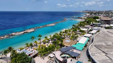 Curacao Skyline, Willemstad Hollanda Curacao 'da. Bereketli bir tropikal sahil manzarasının nefes kesici görüntüsü. Shore Sky Clouds Plaj Denizi. Uluslararası Plaj Panoraması. Willemstad Hollanda.