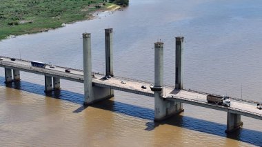 Porto Alegre 'deki Kablo Köprüsü Rio Grande Do Sul Brezilya. Otobanda yoğun trafiğin nefes kesici hava manzarası var. Metropolitan Peyzaj Ticari Binası Çarpıcı. Metropolitan Atılgan Kasabası.