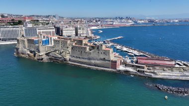 Napoli Campania İtalya 'daki Dell Ovo Kalesi. Yukardan bakıldığında hareketli bir şehirde ortaçağ binası. Sahil Gökyüzü Sahil Kıyısı Yaz Zamanı. Seaside Beach Panoramik. Napoli Campania.