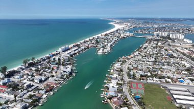 St. Pete Plajı, Saint Petersburg Florida Birleşik Devletleri. Çağdaş binalarla dolu şehir merkezinin havadan görünüşü. Cennet Peyzajı Gezgin Şehveti. Cennet Sahili.